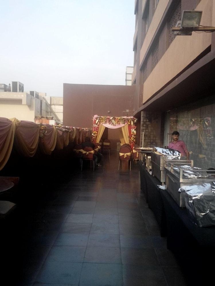 Caspia Hotel New Delhi Exterior photo